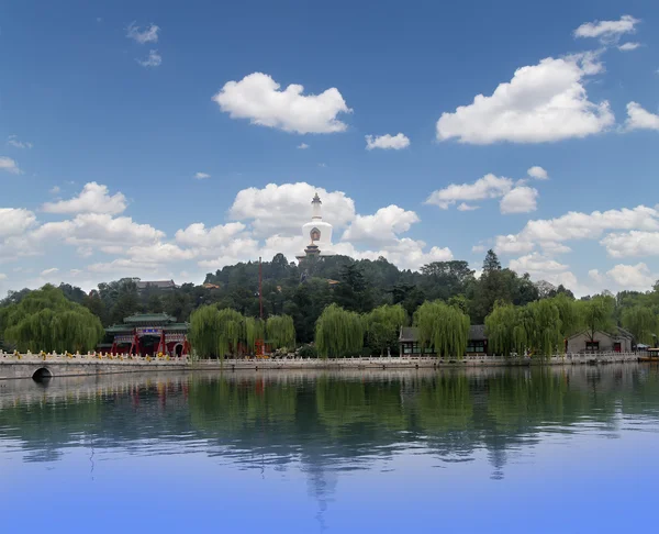 Beihai Park est un jardin impérial au nord-ouest de la Cité Interdite à Pékin — Photo