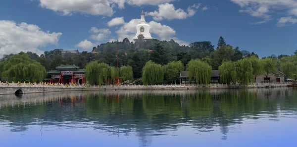 Beihai Park est un jardin impérial au nord-ouest de la Cité Interdite à Pékin — Photo