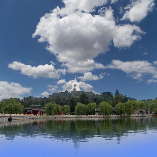 Beihai park--is een keizerlijke tuin in het noordwesten van de verboden stad in Peking — Stockfoto