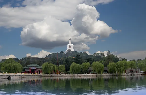Beihai Park é um jardim imperial a noroeste da Cidade Proibida em Pequim — Fotografia de Stock