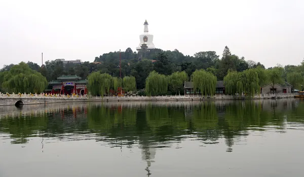 Beihai parkıdır--Pekin yasak şehir kuzeybatısında bir imparatorluk Bahçesi — Stok fotoğraf