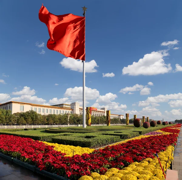 Plaza Tiananmen es una gran plaza de la ciudad en el centro de Beijing, China — Foto de Stock