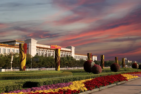 Plaza Tiananmen es una gran plaza de la ciudad en el centro de Beijing, China — Foto de Stock