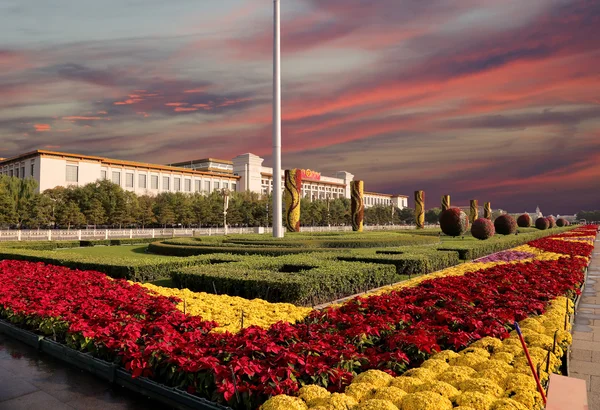 Plaza Tiananmen es una gran plaza de la ciudad en el centro de Beijing, China — Foto de Stock