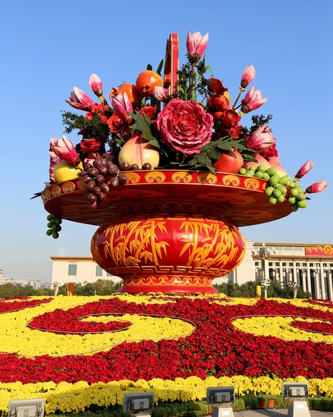 Énorme panier de fleurs sur la place Tiananmen, Pékin, Chine — Photo