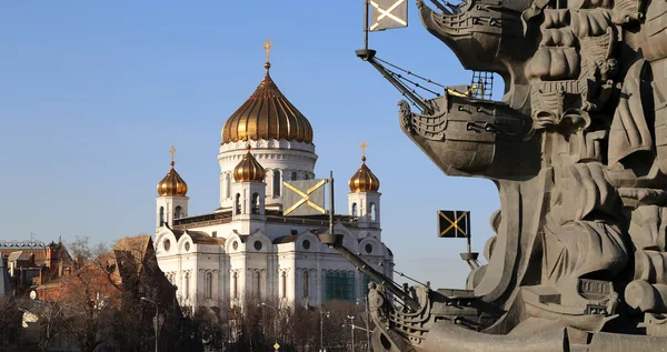Monumento a Pedro Magno y la Catedral de Cristo Salvador, Moscú, Rusia — Foto de Stock