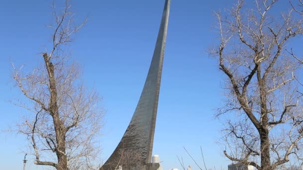 Conquistadores del espacio Monumento en el parque al aire libre del museo de la cosmonáutica, cerca del centro de exposiciones VDNK, Moscú, Rusia — Vídeos de Stock