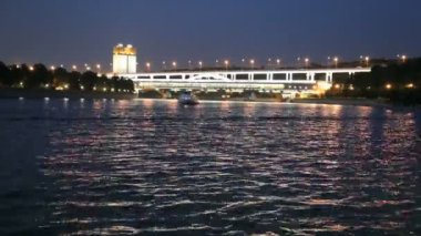 Moskova Nehri, luzhnetskaya Köprüsü (metro Köprüsü) ve promenade. Moscow, Rusya Federasyonu