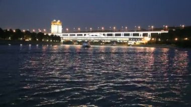 Moskova Nehri, luzhnetskaya Köprüsü (metro Köprüsü) ve promenade. Moscow, Rusya Federasyonu
