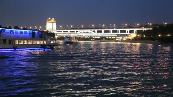 Moskauer Fluss, Luschnezkaja Brücke (U-Bahn-Brücke) und Promenade. Moskau, Russland — Stockvideo