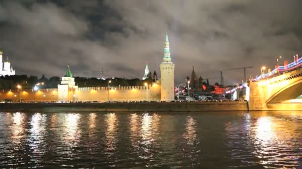 Vista nocturna del Kremlin y el río Moscú, Rusia, Moscú — Vídeo de stock