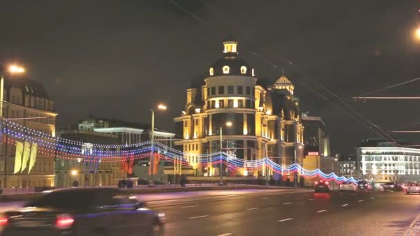 Night view of the Bolshoy Kamenny Bridge ( concrete arch bridge that spans the Moskva River), Russia, Moscow — Stockvideo