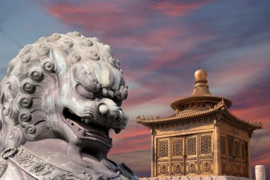 bronz bir Çinli ejderha pagoda yasak şehir içinde heykel ve bronz. Beijing, Çin