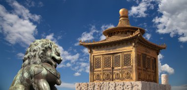bronz bir Çinli ejderha pagoda yasak şehir içinde heykel ve bronz. Beijing, Çin