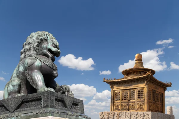 Statuia dragonului chinezesc de bronz și pagoda de bronz din Orașul Interzis. Beijing, China — Fotografie, imagine de stoc