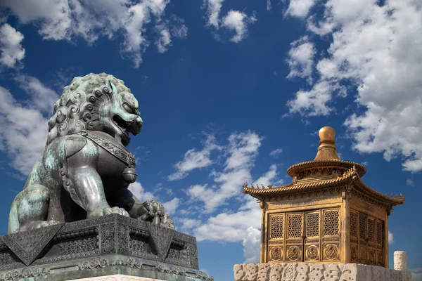 Bronze Chinese dragon statue and bronze pagoda in the Forbidden City. Beijing, China — Stock Photo, Image