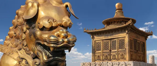 Χάλκινο κινέζικο δράκο άγαλμα και χάλκινο παγόδα στην απαγορευμένη πόλη. Πεκίνο, Κίνα — Φωτογραφία Αρχείου