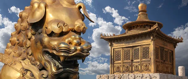 Estatua de bronce de dragón chino y pagoda de bronce en la Ciudad Prohibida. Pekín, China — Foto de Stock