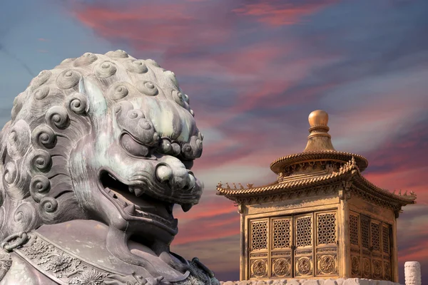 Estátua de dragão chinês de bronze e pagode de bronze na Cidade Proibida. Pequim, China — Fotografia de Stock