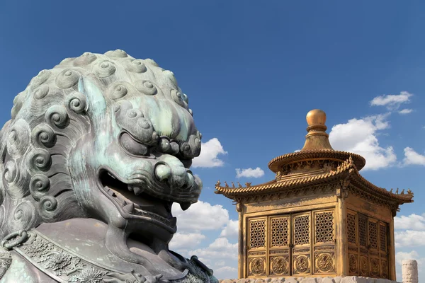 Statua del drago cinese in bronzo e pagoda in bronzo nella Città Proibita. Pechino, Cina — Foto Stock