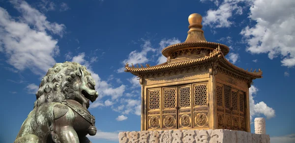 Bronzene chinesische Drachenstatue und Bronzepagode in der verbotenen Stadt. Peking, China — Stockfoto