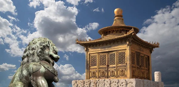 Bronzová čínský drak socha a bronzové pagoda v zakázaném městě. Beijing, Čína — Stock fotografie