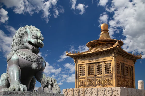 Estatua de bronce de dragón chino y pagoda de bronce en la Ciudad Prohibida. Pekín, China —  Fotos de Stock
