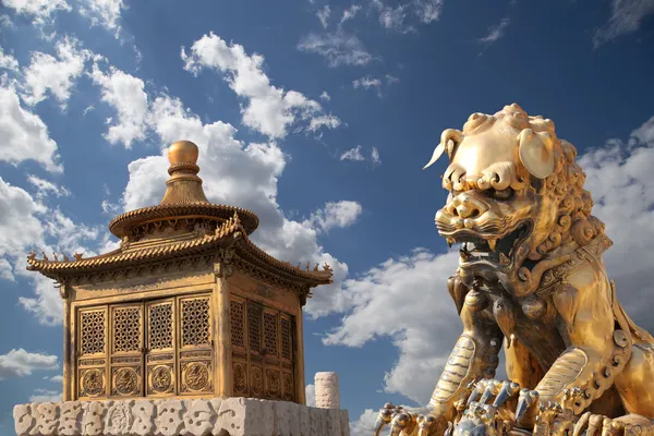 Bronzová čínský drak socha a bronzové pagoda v zakázaném městě. Beijing, Čína — Stock fotografie