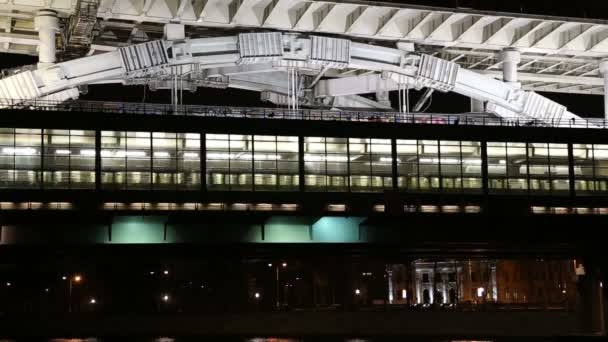 Luzhnetskaya överbryggar (metro överbryggar) på natten, Moskva, Ryssland — Stockvideo