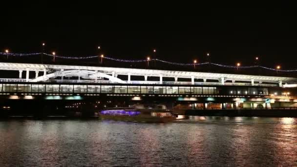 Passeggero barca da diporto sul fiume Moskva di notte, Mosca, Russia — Video Stock