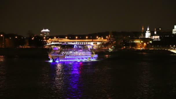 Pasajeros barco de recreo en el río Moskva por la noche, Moscú, Rusia — Vídeos de Stock