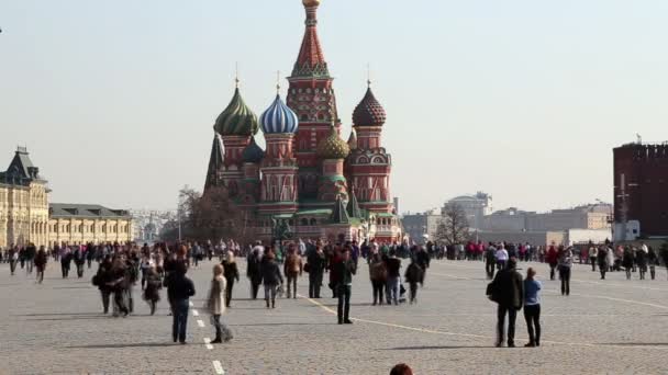Os povos caminham pela famosa Praça Vermelha em Moscou, Rússia — Vídeo de Stock
