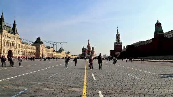 Peoples walk around the famous Red Square in Moscow, Russia — Stock Video