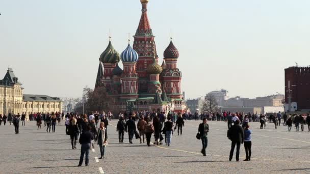 Os povos caminham pela famosa Praça Vermelha em Moscou, Rússia — Vídeo de Stock