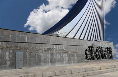 Sovyet başarı dream, featuring bilim adamları ve mühendisleri iş başında gösteren titanium Dikilitaş detay. anıt kuşatılmış uçuş alanı, vdnk Fuar Merkezi, Moskova, Rusya yakın