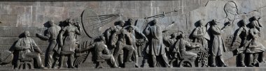Sovyet başarı dream, featuring bilim adamları ve mühendisleri iş başında gösteren titanium Dikilitaş detay. anıt kuşatılmış uçuş alanı, vdnk Fuar Merkezi, Moskova, Rusya yakın
