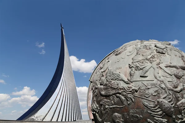 Veroveraars van ruimte monument in de buitenlucht park van ruimtevaarttechnologie museum, Moskou, Rusland — Stockfoto