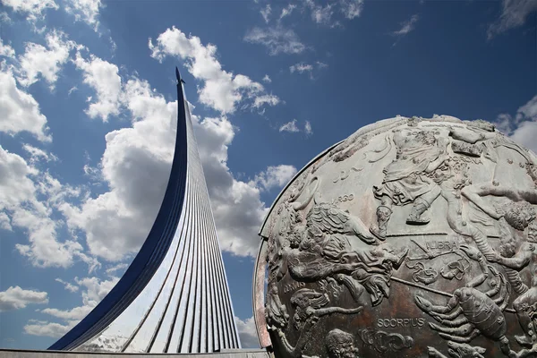 Veroveraars van ruimte monument in de buitenlucht park van ruimtevaarttechnologie museum, Moskou, Rusland — Stockfoto