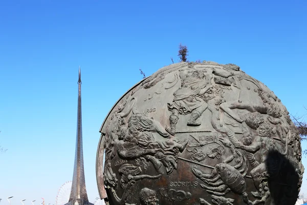 Conquerors of Space Monument in the park outdoors of Cosmonautics museum, Moscow, Russia — Stock Photo, Image