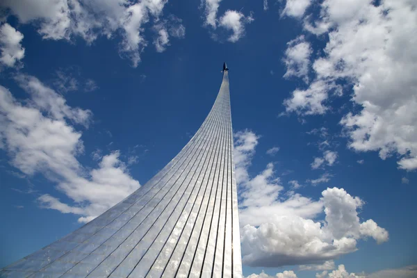 Conquerors of Space Monument in the park outdoors of Cosmonautics museum, Moscow, Russia — Stock Photo, Image