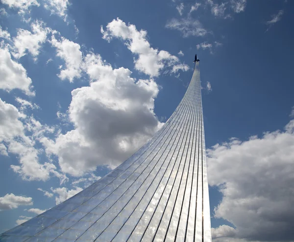 Monumento a los Conquistadores del Espacio en el parque al aire libre del Museo de Cosmonáutica, Moscú, Rusia —  Fotos de Stock