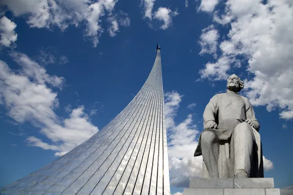 Conquerors of Space Monument in the park outdoors of Cosmonautics museum, Moscow, Russia — Stock Photo, Image