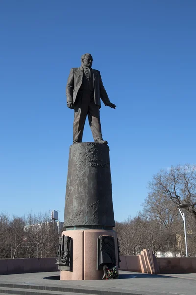 Estátua de Sergey Korolev (Designer Chefe do Programa Espacial Soviético) no parque ao ar livre do museu Cosmonautics, perto do centro de exposições VDNK, Moscou, Rússia — Fotografia de Stock