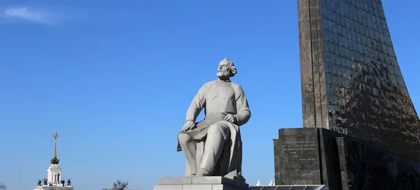 Monumento a los Conquistadores del Espacio y estatua de Konstantin Tsiolkovsky, precursor de la astronáutica, en Moscú, Rusia — Foto de Stock
