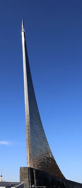 Eroberer des Weltraumdenkmals im Park vor dem Kosmonautikmuseum, in der Nähe des vdnk Ausstellungszentrums, Moskau, Russland — Stockfoto