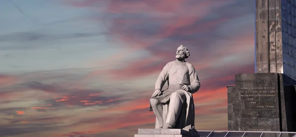 Monument över erövrarna av utrymme och staty av konstantin Tsiolkovskij, föregångaren till astronautik, i Moskva, Ryssland — Stockfoto