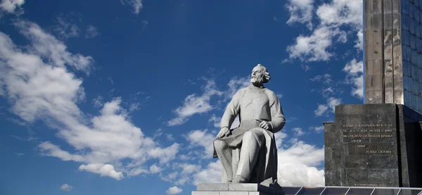 Monument voor de veroveraars van ruimte en standbeeld van konstantin Tsiolkovski, de voorloper van ruimtevaart, in Moskou, Rusland — Stockfoto