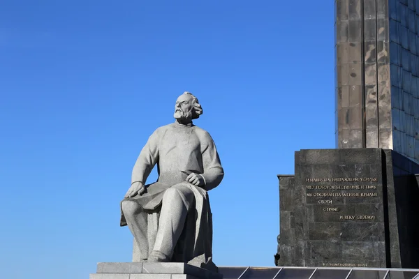 Monument to the Conquerors of Space and statue of Konstantin Tsiolkovsky, the precursor of astronautics, in Moscow, Russia — Stock Photo, Image