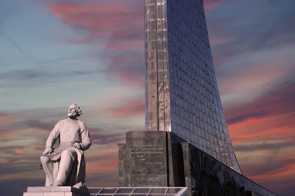 Monumento a los Conquistadores del Espacio y estatua de Konstantin Tsiolkovsky, precursor de la astronáutica, en Moscú, Rusia — Foto de Stock