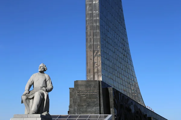 Monument över erövrarna av utrymme och staty av konstantin Tsiolkovskij, föregångaren till astronautik, i Moskva, Ryssland — Stockfoto
